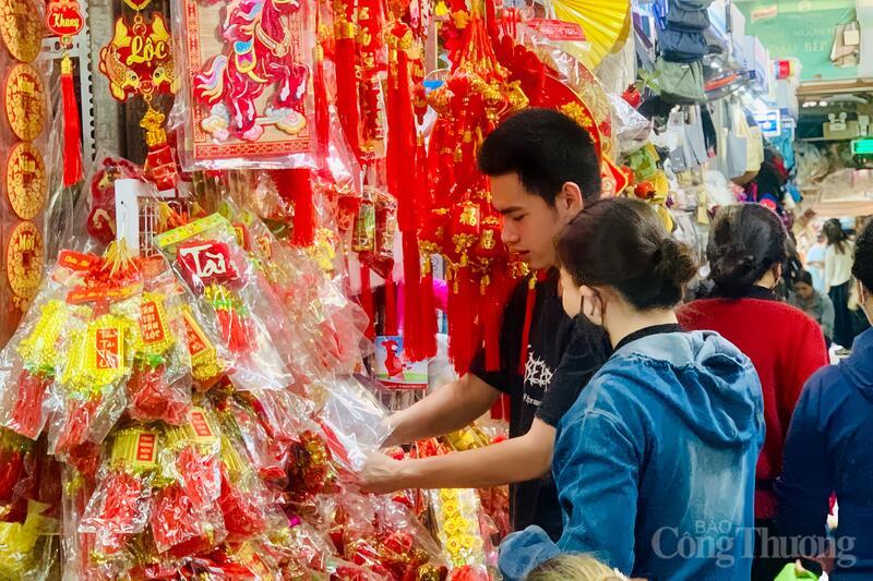 Người dân mua sắm hàng trang trí nhà cửa chuẩn bị đón Tết cổ truyền dân tộc.