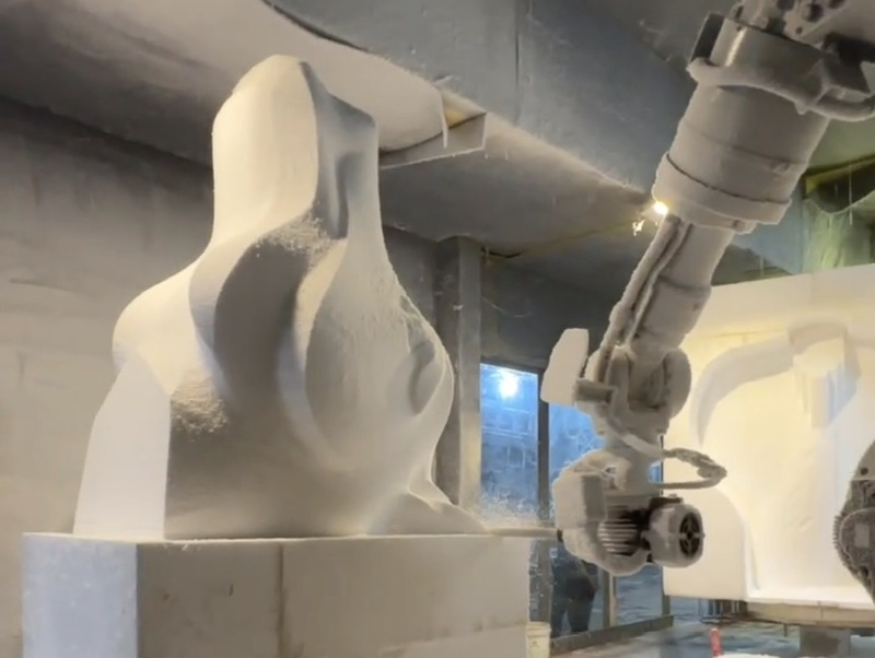 Tại xưởng Công ty TNHH Sản xuất Mỹ thuật Văn Tòng, Robot được sử dụng vào chế tác, tạo hình linh vật cho đường hoa Nguyễn Huệ. Ảnh: Thanh Minh