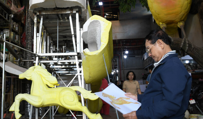 Dự kiến trong vòng khoảng 5 ngày tới, các hạng mục còn lại sẽ hoàn tất để chuẩn bị vận chuyển linh vật ngựa ra Đường hoa Nguyễn Huệ lắp ráp theo kế hoạch của Ban Tổ chức. Ảnh: Thanh Minh