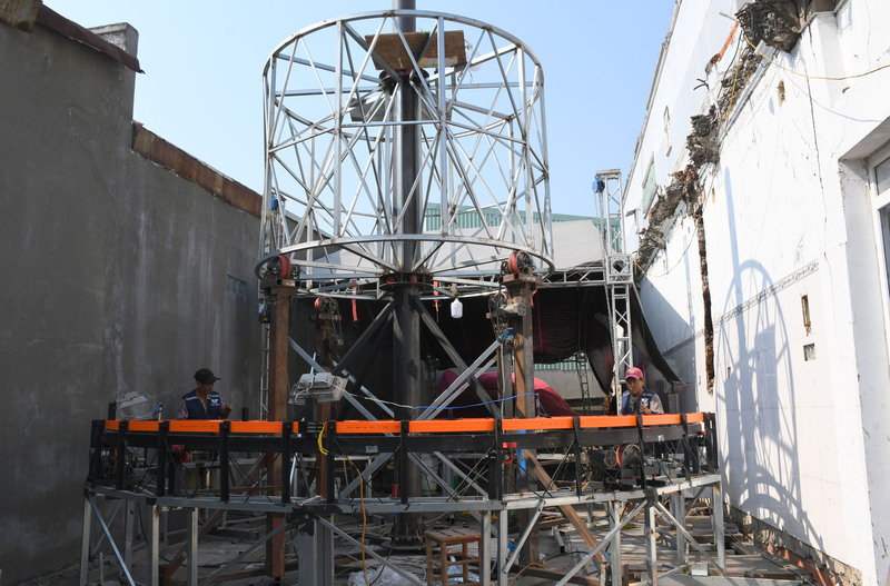 Công nhân đang khẩn trương tập trung gấp rút hoàn thiện các khâu chế tác cơ khí đèn kéo quân khổng lồ cao hơn 6 m, đường kính 6,4 m, xoay 360 độ. Ảnh: Thanh Minh