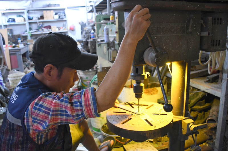 Công nhân đang gấp rút hoàn thành những công đoạn liên quan đến cơ khí của linh vật ngựa. Ảnh: Thanh Minh