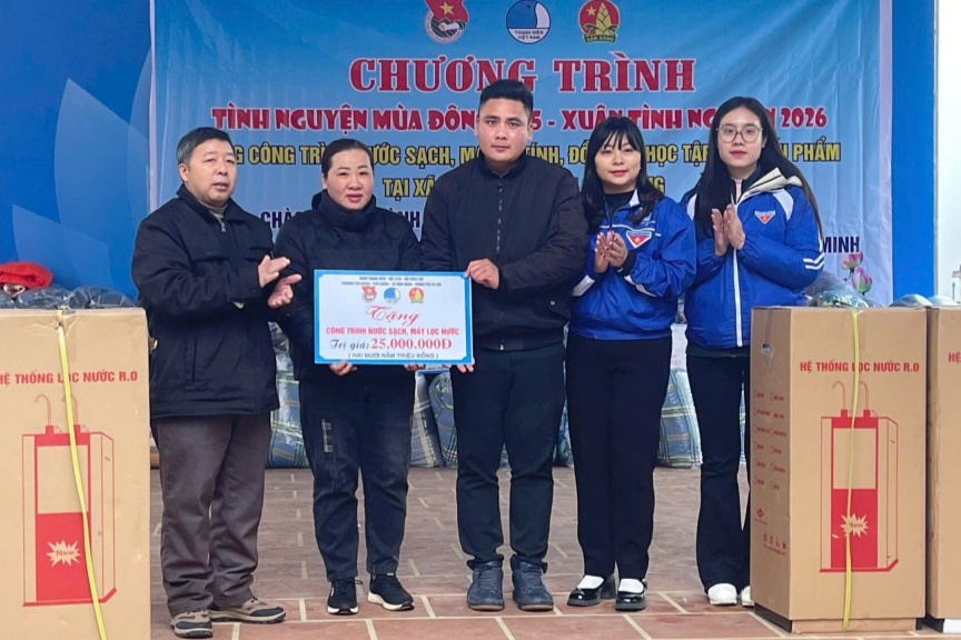 Nhiều phần quà thiết thực được các bạn trẻ trao tặng đến người dân Nhiều phần quà thiết thực được các bạn trẻ trao tặng đến người dân