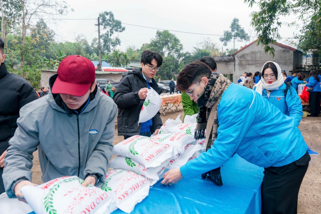 Hành trình “Đông ấm” mang mùa xuân về vùng cao Hành trình “Đông ấm” mang mùa xuân về vùng cao