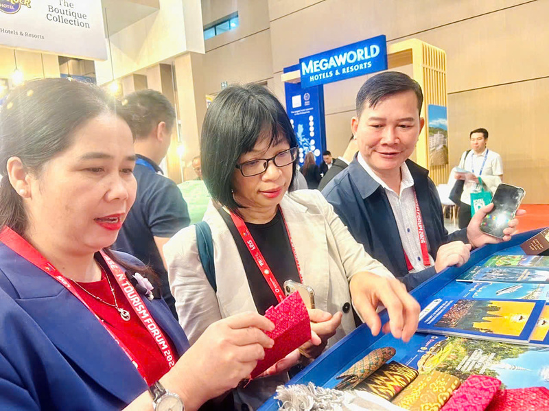 Phó Chủ tịch UBND tỉnh Gia Lai Nguyễn Thị Thanh Lịch (ở giữa) và Giám đốc Sở Văn hoá, Thể thao và Du lịch Đỗ Thị Diệu Hạnh (bên trái) tham quan các sản phẩm tại Diễn đàn Du lịch ASEAN 2026