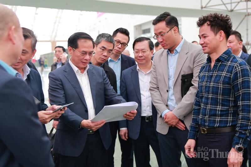 Phó Thủ tướng chỉ đạo tại gian trưng bày của Bộ Văn hoá, Thể thao và Du lịch (Ảnh: Quỳnh Trang)