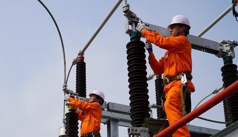 Công tác nghiệm thu thiết bị trạm biến áp 110 kV Hùng Thắng trước khi đóng điện đưa vào vận hành