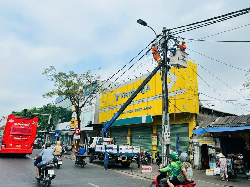 Điện lực Huế tăng cường kiểm tra, duy tu bảo dưỡng hệ thống lưới điện trước tết Nguyên đán. Ảnh: Nguyễn Tuấn