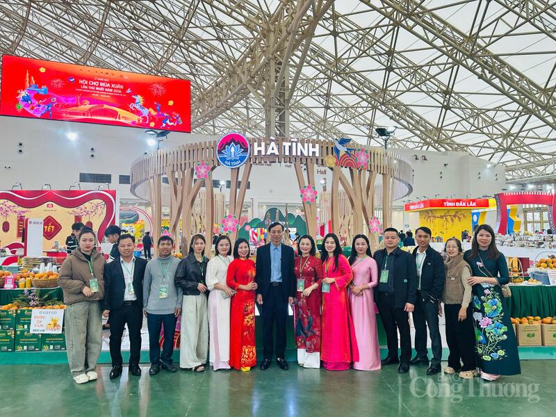 Giám đốc Sở Công Thương Hà Tĩnh Lê Trung Phước chụp ảnh cùng các đơn vị tham dự hội chợ. Ảnh: Nam Long