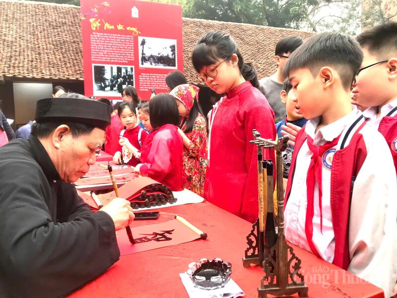 Viết thư pháp thu hút sự quan tâm của nhiều học sinh. Ảnh: Hoa Quỳnh