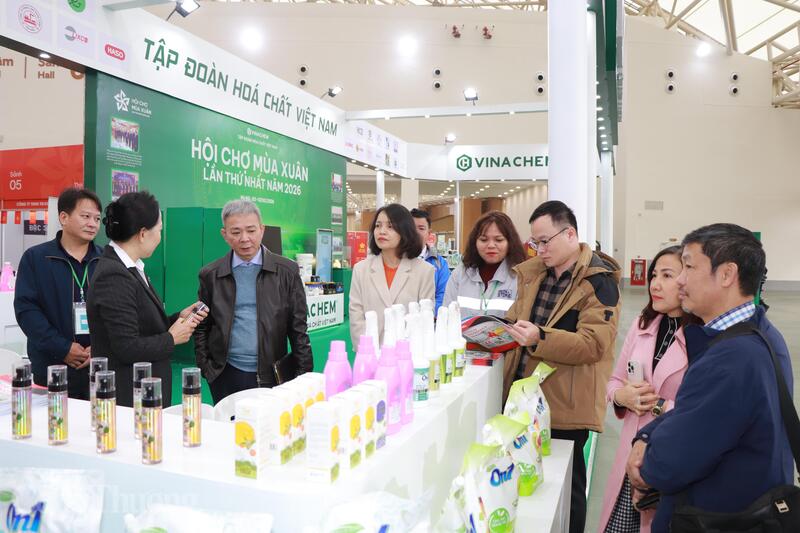 Đảng viên Chi bộ 2 tham quan các gian hàng, tìm hiểu hoạt động sản xuất, kinh doanh đầu năm của các doanh nghiệp. Ảnh: Thanh Tuấn