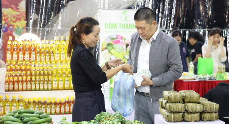 Người dân ngoại thành mua sắm hàng Tết tại Triển lãm các sản phẩm, mẫu thiết kế hàng thủ công mỹ nghệ mới, sáng tạo gắn với các hoạt động phục vụ xuân Bính Ngọ 2026. Ảnh: N.H