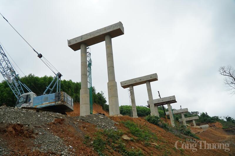 Nhà thầu đang khẩn trương đẩy nhanh tiến độ dự án thành phần 2. Ảnh: Vũ Long