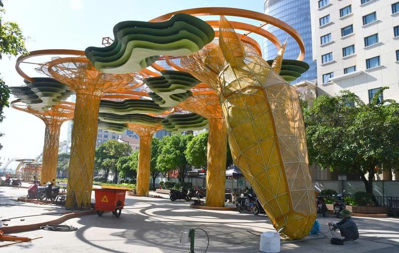 Cận cảnh đại cảnh “Nhất mã thong dong” - linh vật ngựa cao gần 7m kỷ lục tại Đường hoa Nguyễn Huệ tết Bính Ngọ 2026. Ảnh: Thanh Minh