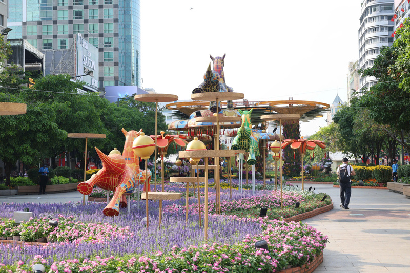 Các mô hình ngựa được tạo hình độc đáo với họa tiết cách điệu, đặt trong không gian hoa cỏ đa dạng sắc màu. Ảnh: Minh Anh.