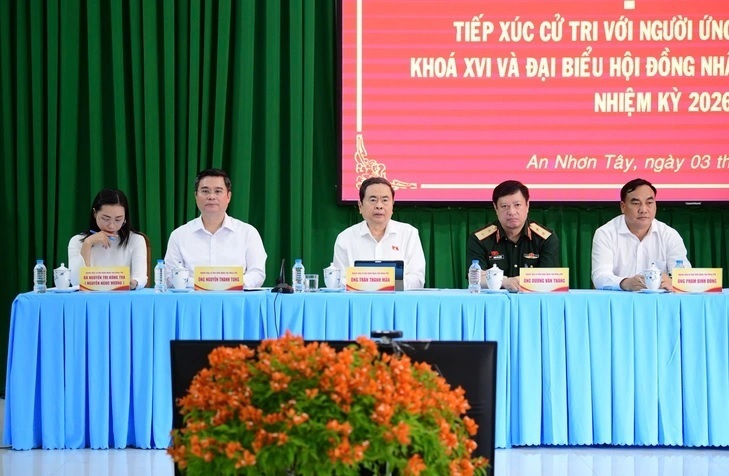 Chủ tịch Quốc hội Trần Thanh Mẫn cùng các ứng cử viên đại biểu Quốc hội khóa XVI đơn vị bầu cử số 12.