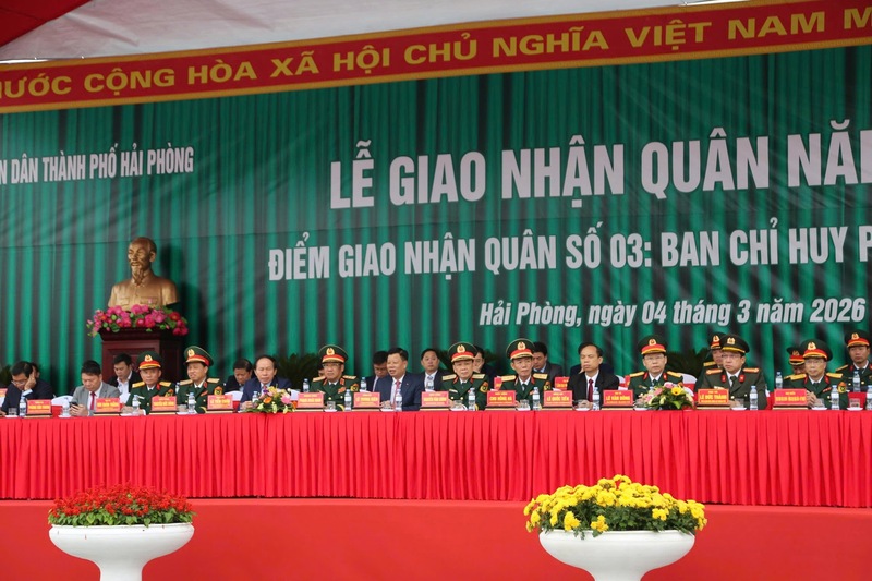 Các đồng chí lãnh đạo và đại biểu tham dự lễ giao nhận quân tại TP. Hải Phòng. Ảnh: Đoàn Liêm