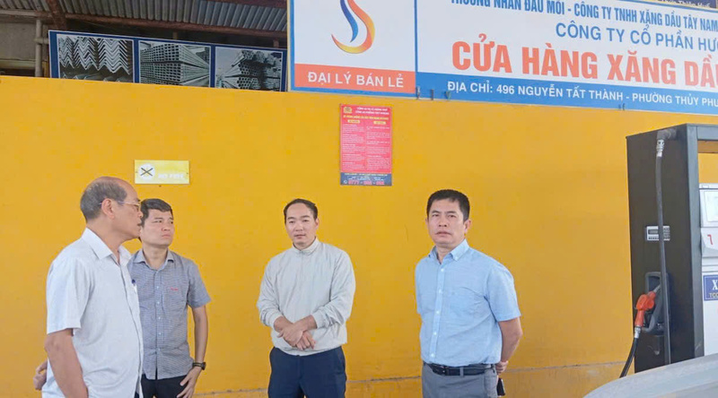 Lãnh đạo Sở Công Thương, Chi cục Quản lý thị trường thành phố Huế kiểm tra các đơn vị kinh doanh xăng dầu trên địa bàn chiều ngày 8/3. Ảnh: A. Cường
