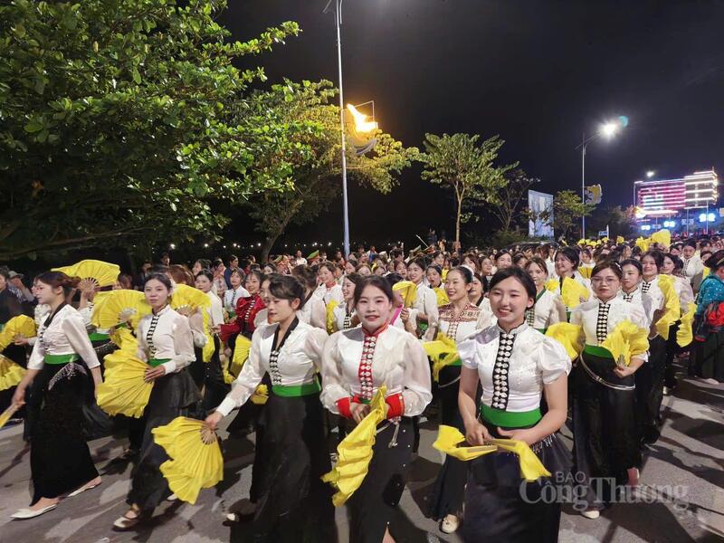 Đặc biệt, điệu Xòe Thái, trang phục dân tộc Thái được trình diễn trong Lễ hội đường phố với quy mô lớn, mang đến không khí đoàn kết, gắn bó của cộng đồng các dân tộc.