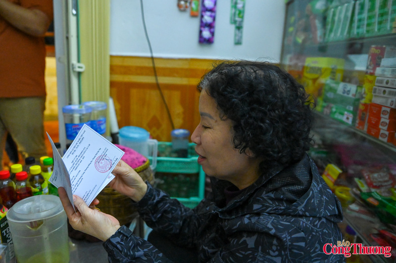 Việc phát thẻ tận tay từng người cũng giúp tổ bầu cử kiểm tra, cập nhật lại thông tin cử tri, bảo đảm mọi công dân đủ điều kiện đều có thể tham gia bỏ phiếu thuận lợi.