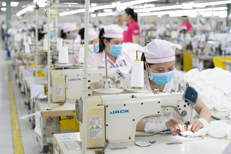 Để đạt mục tiêu tăng trưởng hai con số trong bối cảnh yêu cầu đảm bảo ổn định năng lượng, ngành dệt may TP. Hồ Chí Minh cần đồng thời mở rộng thị trường, đổi mới công nghệ và chủ động nguồn nguyên liệu.