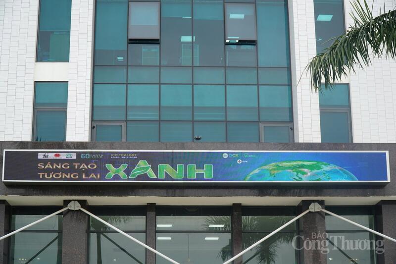 Công ty treo banner hưởng ứng Giờ Trái đất năm 2026.