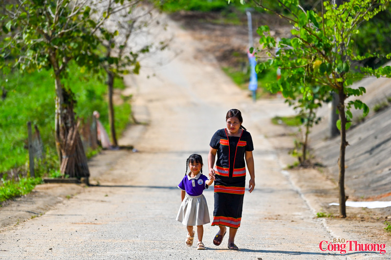 Niềm vui giản dị của chị Hồ Thị Lan khi dắt con đến trường học mới, an toàn, đủ đầy tiện nghi hơn.