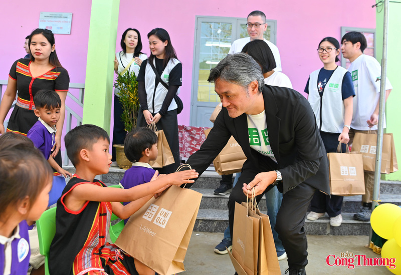 Ông Akiyama Naoki, Tổng giám đốc UNIQLO Việt Nam trao quà cho các bạn nhỏ dân tộc Giẻ Triêng.