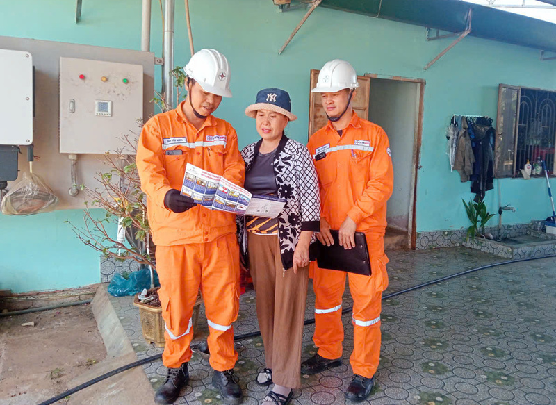 Nhân viên ngành điện miền Nam hướng dẫn khách hàng sử dụng điện tiết kiệm, hiệu quả. Ảnh: EVNSPC.
