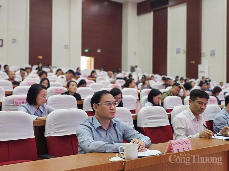 Các đại biểu tham dự tọa đàm. Ảnh: Đỗ Nga