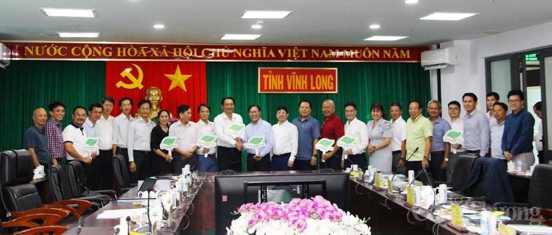 Các đại biểu chụp hình lưu niệm tại buổi làm việc.