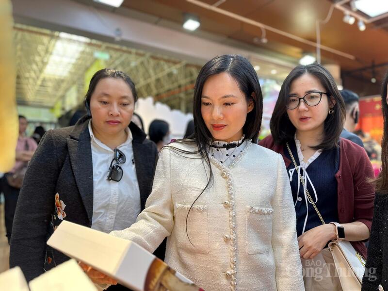 Tại chợ, các thương nhân và doanh nghiệp từ khắp nơi trên cả nước hội tụ với giao dịch mua bán, cung cấp giống hoa, thiết bị nhà kính, phân bón, cây xanh, cây cảnh, hoa tươi dùng cho lễ cưới và các sản phẩm liên quan đến hoa.