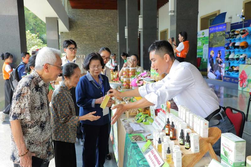 Các đại biểu tham quan gian hàng hoanh nghiệp đạt chứng nhận Hàng Việt Nam chất lượng cao năm 2026. Ảnh: Minh Khuê.