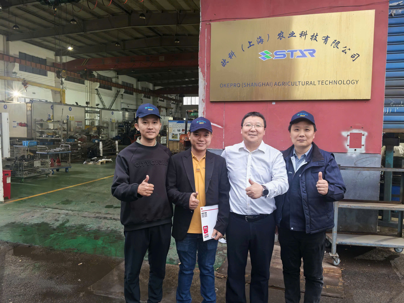 Từ trái qua: Đại diện CSTEC, đại diện Máy nông nghiệp Sáu Tiệm và đại diện nhà máy sản xuất.