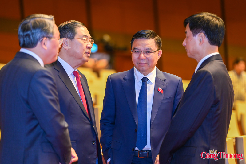 Ngay sau các phiên trình bày tờ trình và báo cáo thẩm tra tại hội trường, không khí trao đổi bên hành lang nghị trường Kỳ họp thứ nhất, Quốc hội trở nên sôi nổi, tập trung vào các dự án luật quan trọng vừa được đưa ra thảo luận tại Kỳ họp thứ nhất, Quốc hội khóa XVI.