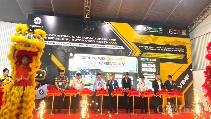 Các đại biểu cắt băng khai mạc triển lãm.