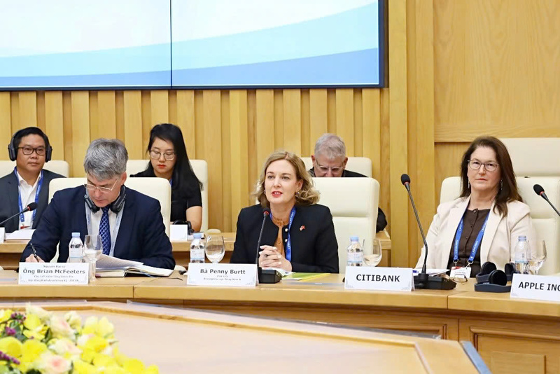 Đại diện các doanh nghiệp Hoa Kỳ trao đổi tại cuộc làm việc.