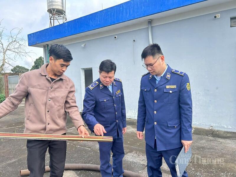 Đội Quản lý thị trường số 8 (Chi cục Quản lý thị trường tỉnh Tuyên Quang) tăng cường kiểm tra, giám sát các cơ sở kinh doanh xăng dầu trên địa bàn. Ảnh: Lê Hà