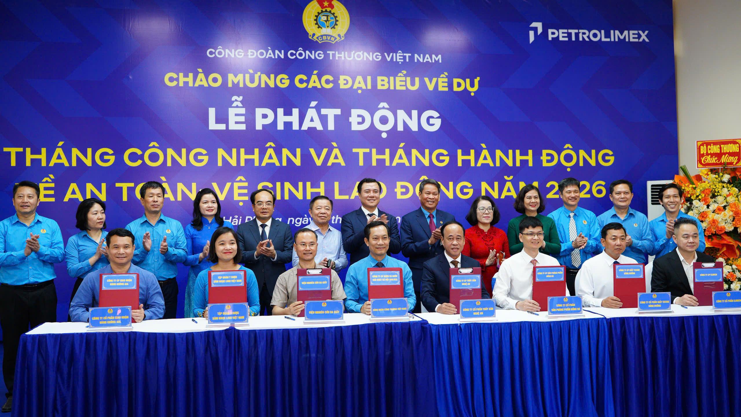 Ký kết thỏa thuận hợp tác phúc lợi đoàn viên giữa Công đoàn Công Thương Việt Nam và các đối tác ngoài ngành Công Thương. Ảnh: Thái Mạnh