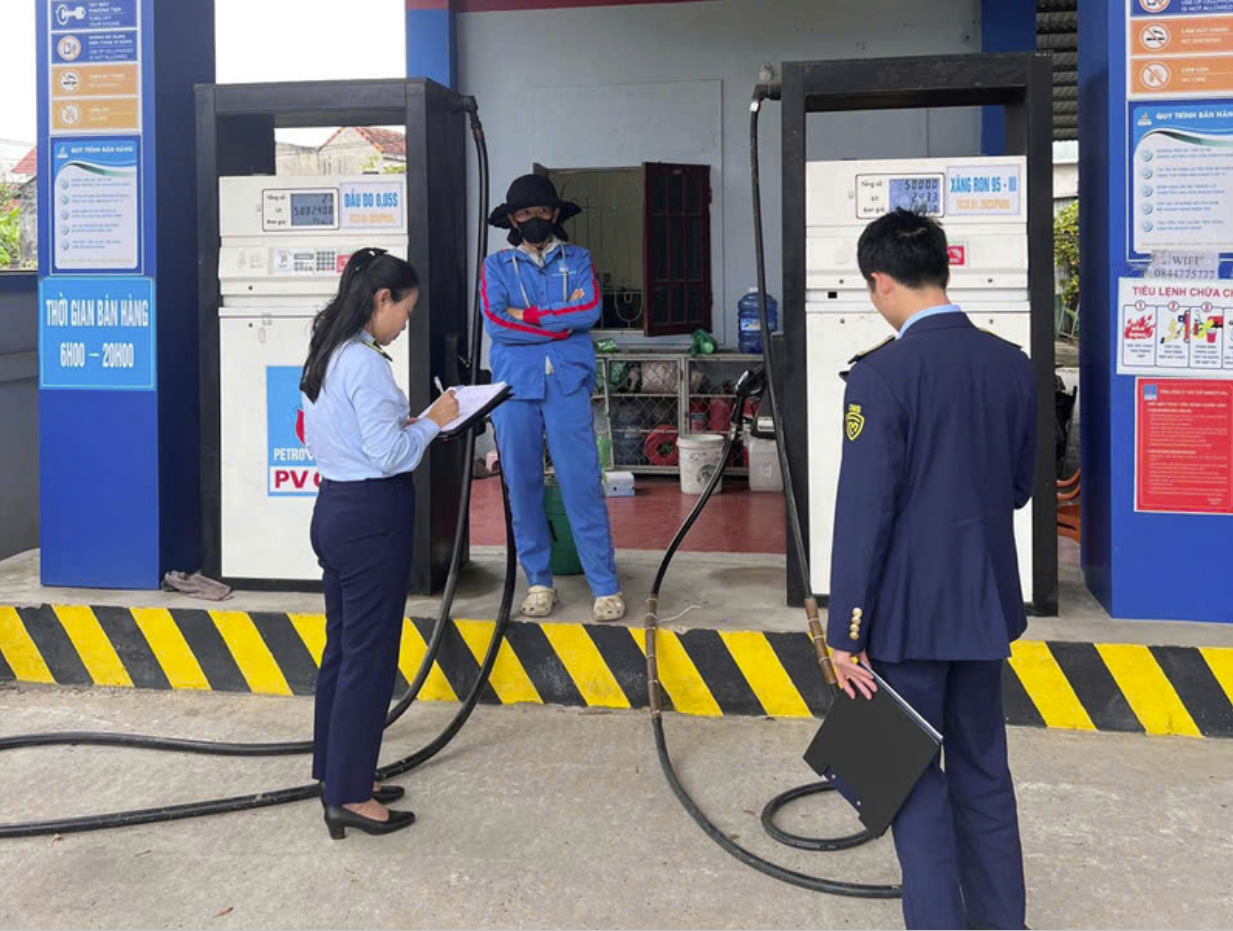 Kiểm tra một cơ sở kinh doanh xăng dầu tại địa bàn tỉnh Quảng Trị.