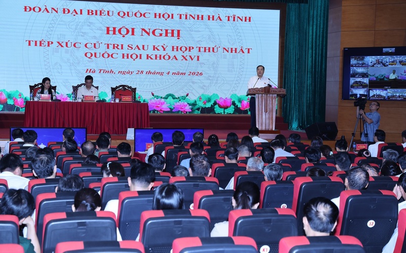 Đồng chí Phạm Gia Túc, Uỷ viên Bộ Chính trị, Phó Thủ tướng Thường trực Chính phủ dự hội nghị tiếp xúc cử tri thông báo kết quả Kỳ họp thứ Nhất, Quốc hội khóa XVI. Ảnh: VGP