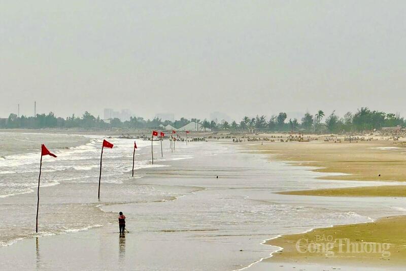 Hội phụ nữ xã Hoằng Tiến cũng chung tay dọn dẹp, làm sạch bờ biển. Ảnh: Quốc Anh