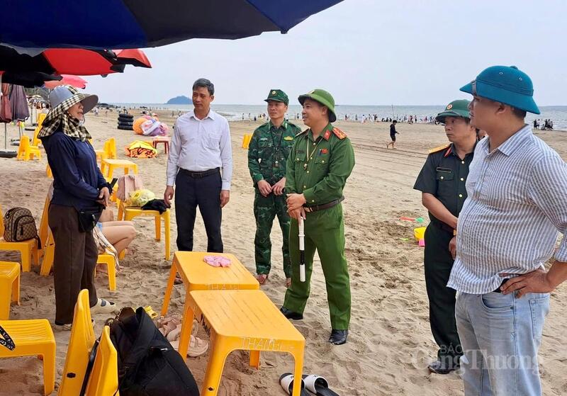 Tuyên truyền các hộ kinh doanh chấp hành nghiêm các quy định cuả pháp luật. Ảnh: Quốc Anh