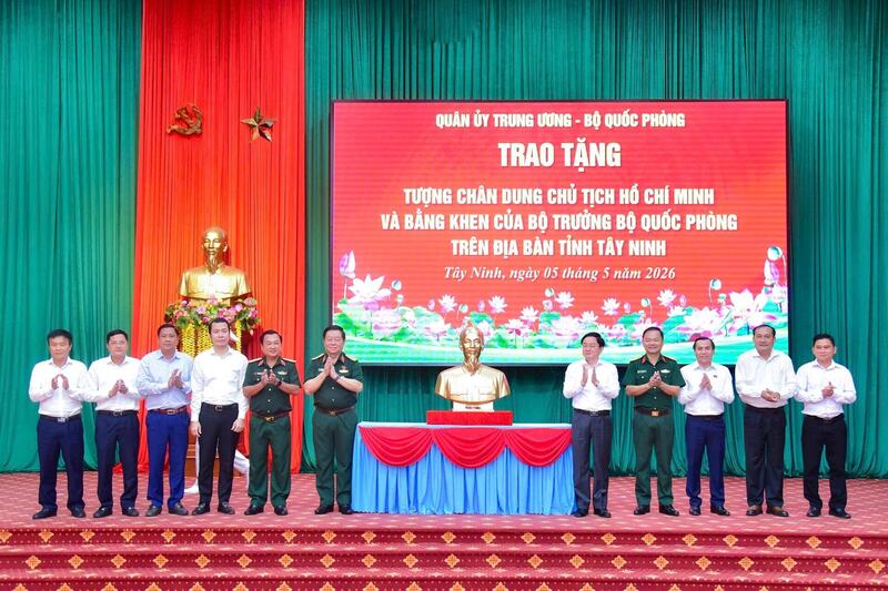 Nghi thức trao tặng tượng chân dung Chủ tịch Hồ Chí Minh cho các cơ quan, đơn vị trên địa bàn. Ảnh: Kim Sáng