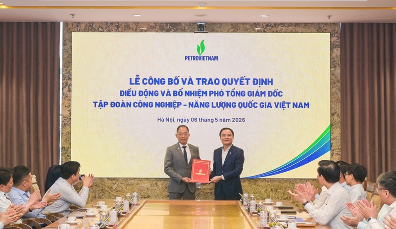 Ông Lê Ngọc Sơn - Bí thư Đảng ủy, Chủ tịch HĐTV Petrovietnam trao quyết định và chúc mừng tân Phó Tổng Giám đốc Petrovietnam Cao Hoài Dương.