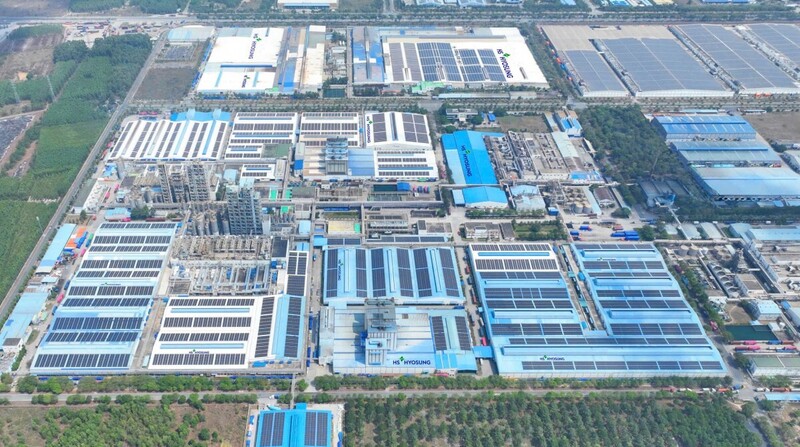 Doanh nghiệp trong các khu công nghiệp đẩy mạnh lắp đặt điện mặt trời mái nhà, chủ động nguồn năng lượng và giảm phát thải. Ảnh: HS Hyosung Advanced Materials.