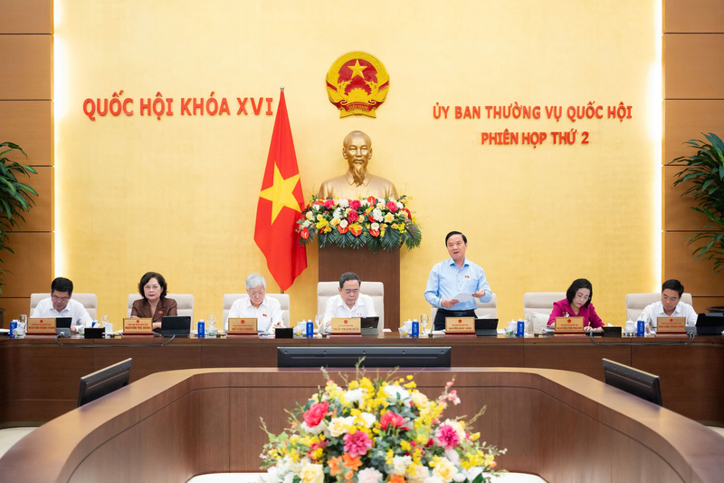 Phó Chủ tịch Quốc hội Nguyễn Khắc Định điều hành Phiên họp.