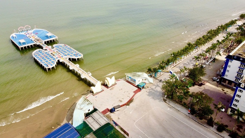 Cầu cảng Hải Tiến là công trình có kiến trúc mang đậm nét châu Âu, độc đáo, ấn tượng với hệ thống ánh sáng được thiết kế đa sắc màu lung linh huyền ảo giữa đại dương mênh mông. Ảnh: Đức Minh.