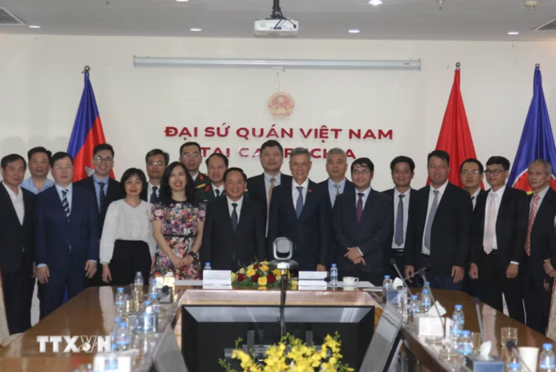 Trưởng Ban Tuyên giáo và Dân vận Trung ương Trịnh Văn Quyết chụp ảnh lưu niệm cùng cán bộ, nhân viên Đại sứ quán Việt Nam tại Campuchia và các cơ quan bên cạnh Đại sứ quán. (Ảnh: Minh Hưng/TTXVN)