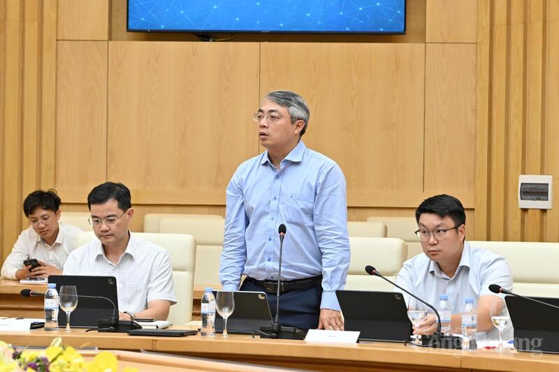 Đại diện một số đơn vị thuộc Bộ đề xuất nhiều giải pháp, cơ chế phối hợp cụ thể giữa Cục Quản lý và Phát triển thị trường trong nước và các đơn vị. Ảnh: Cấn Dũng