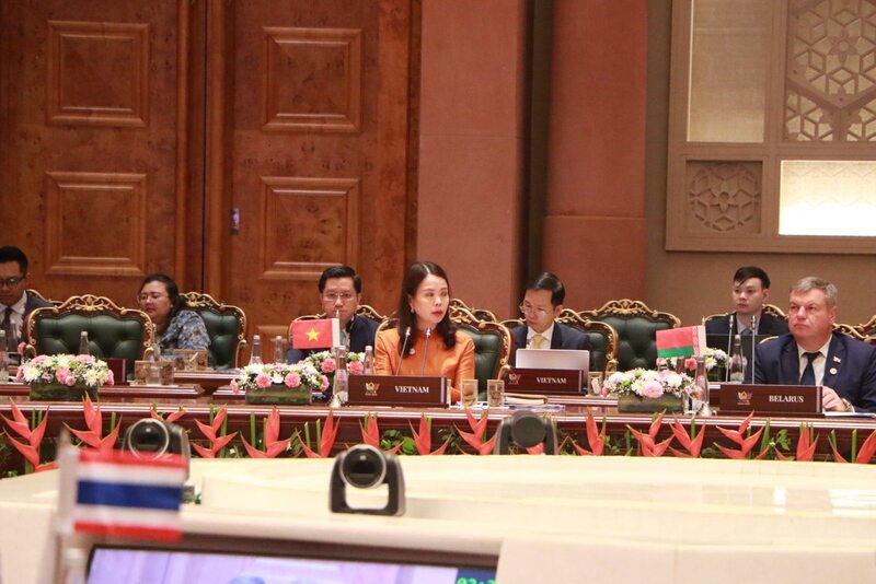 Thứ trưởng Bộ Ngoại giao Nguyễn Minh Hằng phát biểu tại phiên thảo luận về “Xây dựng các nền tảng tự cường, đổi mới sáng tạo, hợp tác và phát triển bền vững”.